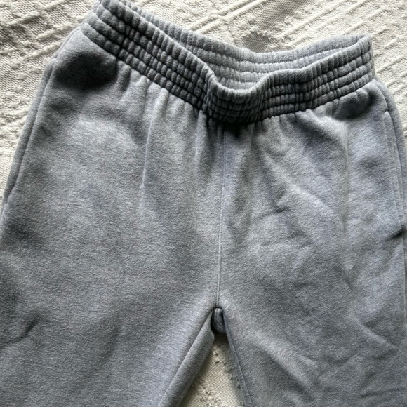 ARITZIA (TNA) cozy fleece boyfriend light grey joggings - Picture 5 of 5